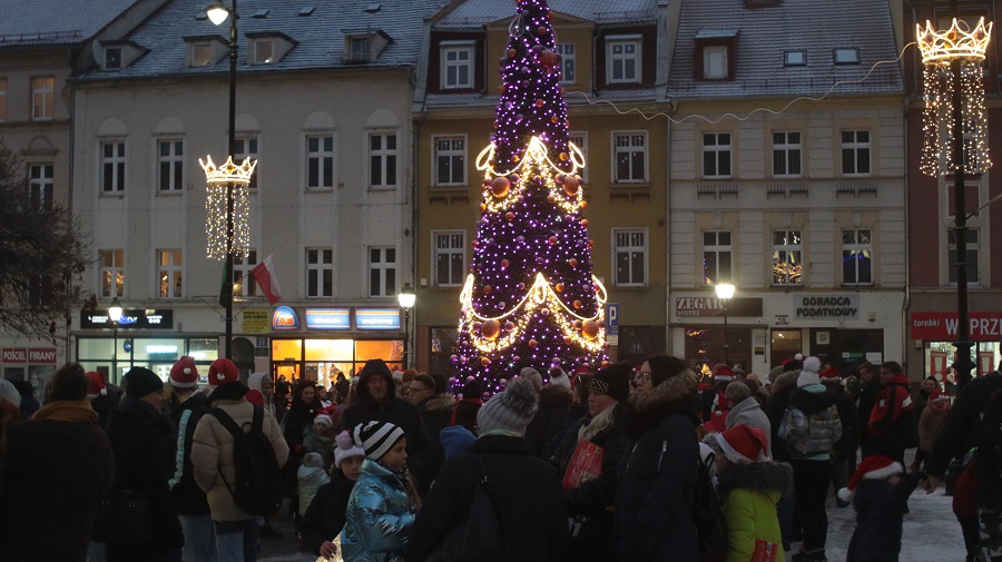 Choinka w wałbrzyskim Rynku lepsza niż we Wrocławiu - mówią dzieci