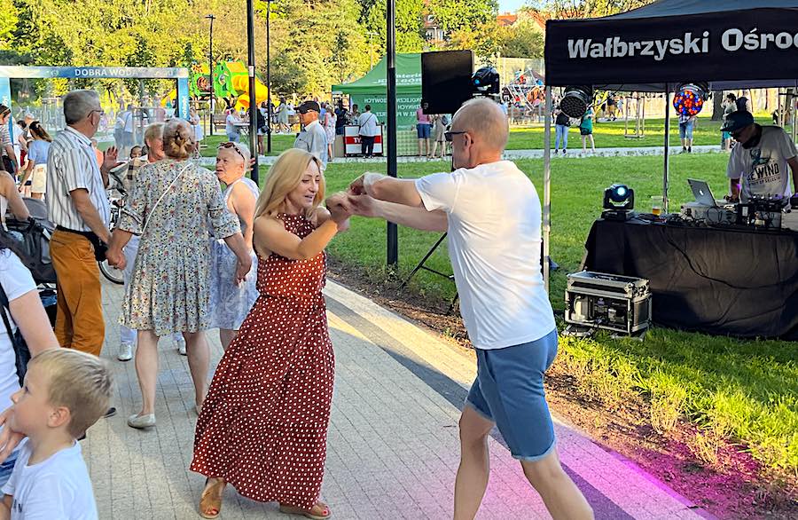 Tłumy wałbrzyszan ''na tańcach'' w parku na Piaskowej Górze