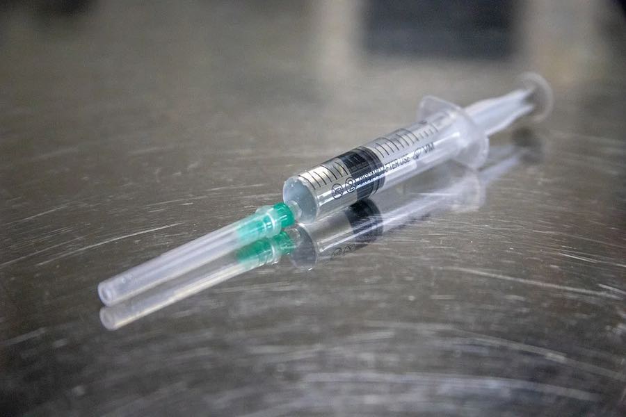 Trzecia dawka szczepionki  zmniejsza ryzyko związane z wariantem Delta