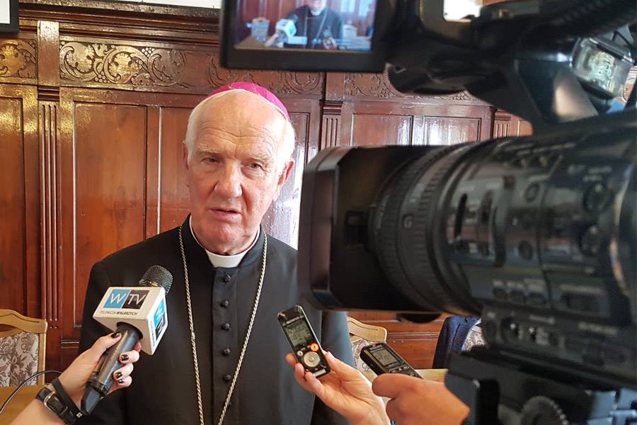 Biskup Dec przechodzi na emeryturę