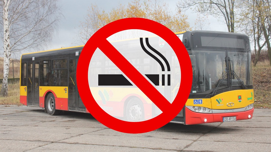 Kierowca autobusu pali papierosa, a razem z nim pasażerowie