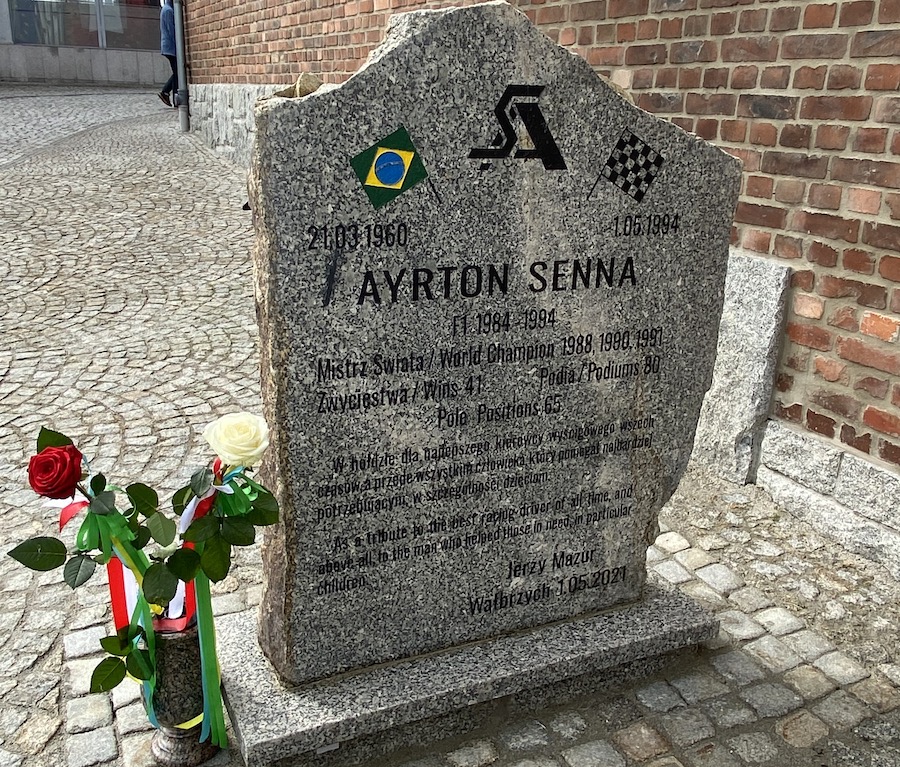 Pomnik Ayrtona Senny: odsłonięto tablicę pamiątkową