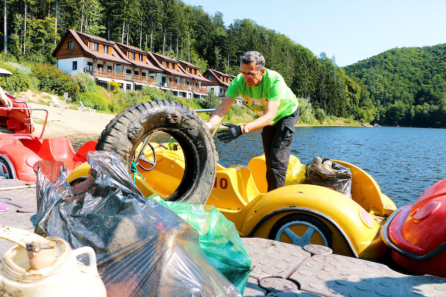 Sprzątali jezioro - zebrali blisko pół tony śmieci