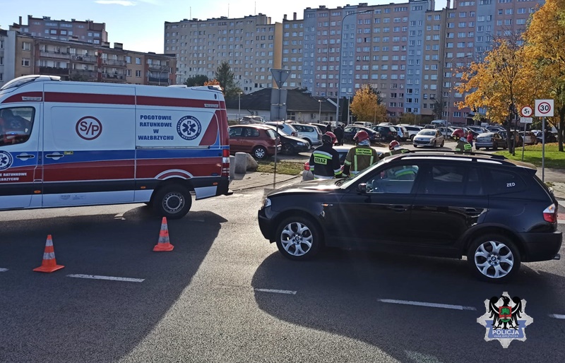 Jedna osoba trafiła do szpitala. Zderzenie dwóch aut na Podzamczu