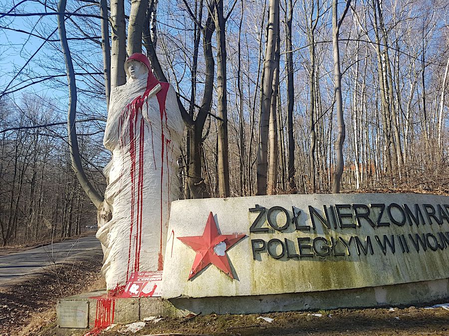 Zniszczony pomnik radzieckiego żołnierza. Ktoś oblał go farbą
