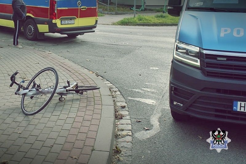 76-latek nie zauważył rowerzystki. Trafiła do szpitala