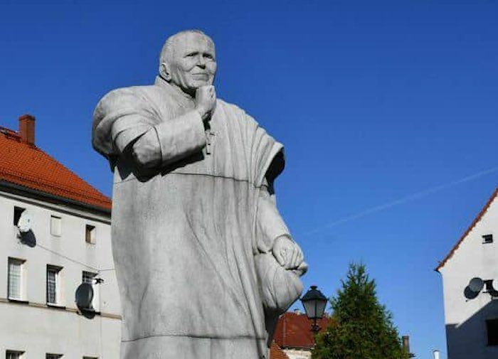 Pomnik Jana Pawła II w Świebodzicach zostaje